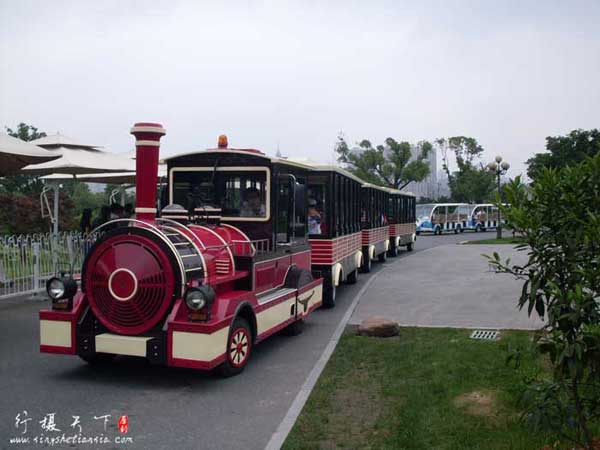 橘子洲上的電動(dòng)車20元繞洲一周